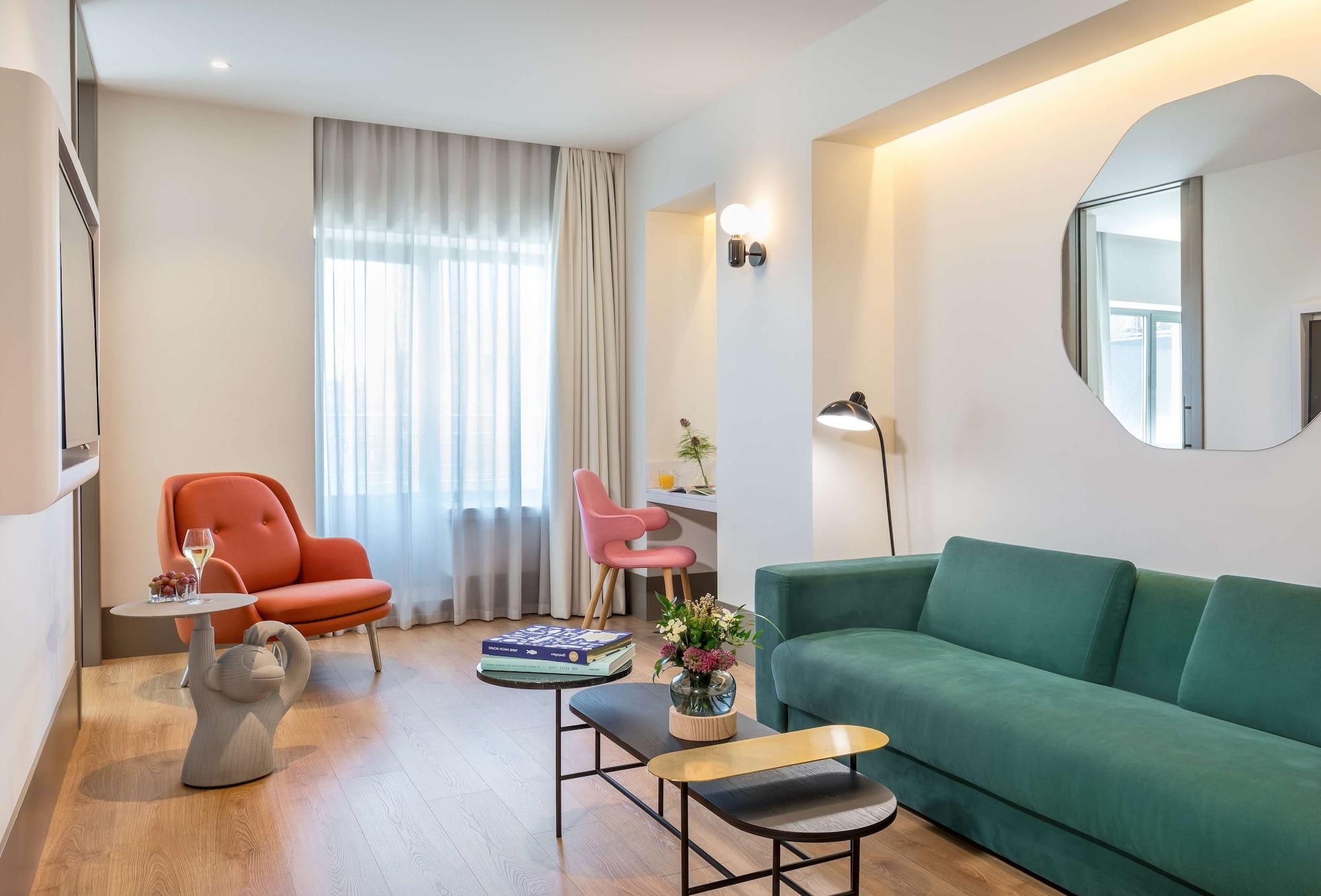 Barcelo Torre De Madrid Hotel Ngoại thất bức ảnh A living room at the hotel
